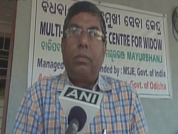 नई दिल्ली। ओडिशा के बरीपाड़ा में एक विधवा के शव को ठेले पर रखकर श्मशान ले जाया गया। बुजुर्ग महिला बरीपाडा में एक विधवा आश्रम में रहती थी। ये आश्रम काफी बड़ा है और इसमें काफी सुविधाएं भी हैं लेकिन आश्रम ने साफ कह दिया कि वो निजी वाहन या एंबुलेंस का खर्च नहीं उठा सकते। इसके बाद विधवा के शव को ठेला पर रखकर अंतिम संस्कार के लिए भेजा गया। विधवा आश्रम की ओर से कहा गया है कि हमने निजी वाहन के लिए संपर्क किया था लेकिन उसका किराया महंगा होने की वजह से उसे नहीं लाया जा सका। आश्रम के सेक्रेटरी ने कहा कि सरकार की किसी भी योजना का उन्हें कोई लाभ नहीं मिलता है। वहीं स्थानीय अस्पताल की ओर से कहा गया है कि ना ही तो हमें मामले की जानकारी दी गई और ना ही महाप्रणय योजना के तहत ये अंतिम संस्कार हुआ। ऐसे में मामले की जांच की जाएगी।