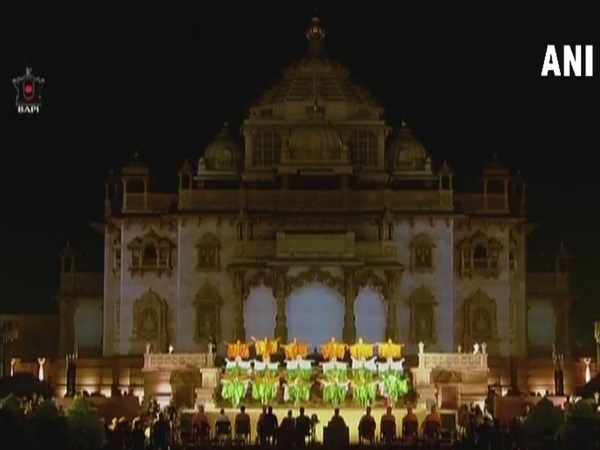 LIVE: अक्षरधाम मंदिर की सिल्वर जुबली समारोह में भाग लेने पहुंचे मोदी