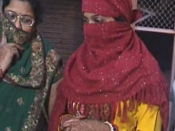 Groom with family looted bride in a hotel of meerut Groom with family looted bride in a hotel of meerut