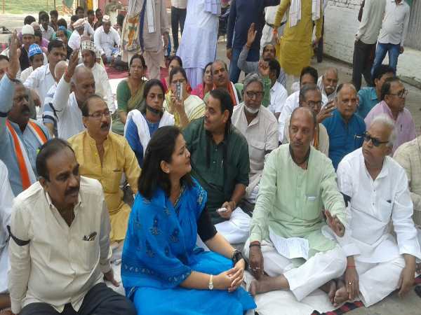 BJP celebrate demonetization, Congress condemned