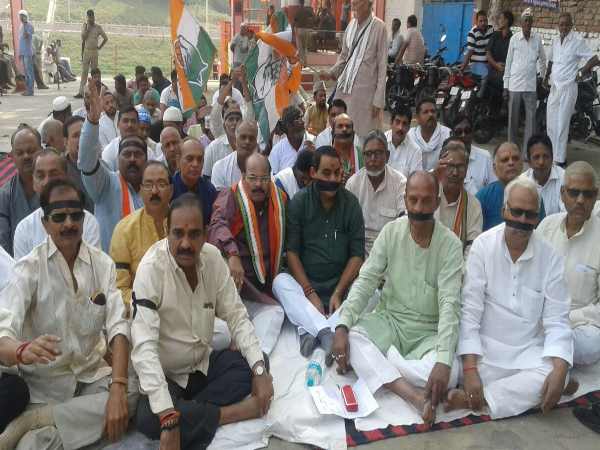 BJP celebrate demonetization, Congress condemned