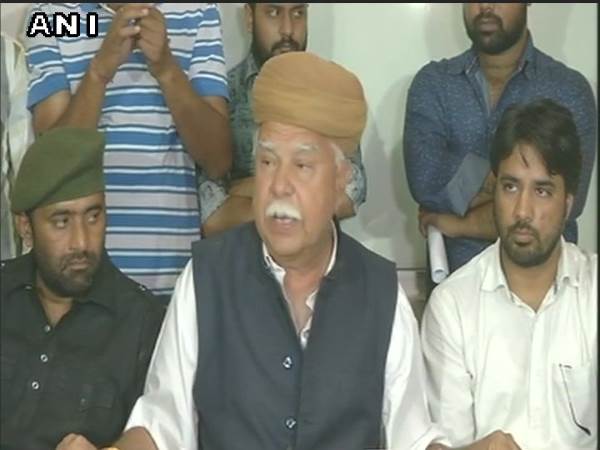 पद्मावती रिलीज हुई तो 'जौहर की ज्वाला में बहुत कुछ जलेगा': राजपूत करणी सेना पद्मावती रिलीज हुई तो 'जौहर की ज्वाला में बहुत कुछ जलेगा': राजपूत करणी सेना