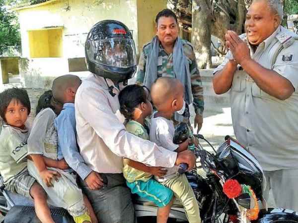 Wife husband and five children on one bike, police officer pic viral Wife husband and five children on one bike, police officer pic viral