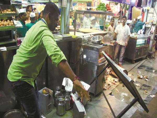 MNS activists attack on illegal hawkers in Pune after Mumbai MNS activists attack on illegal hawkers in Pune after Mumbai