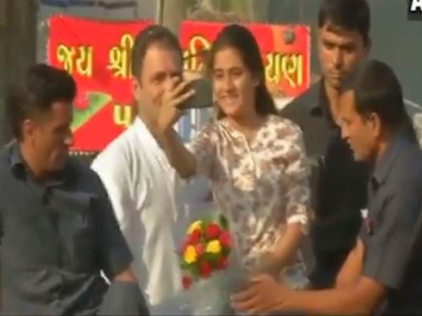 गुजरात के भरूच में रोड शो कर रहे राहुल गांधी को उस समय रुकना पड़ा जब एक लड़की उनके साथ सेल्फी लेने के लिए अड़ गई। जब ये लड़की सामने आ गई तो राहुल रुक गए।