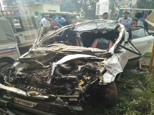 Car hits a tourist bus, total five people dead in Saharanpur Car hits a tourist bus, total five people dead in Saharanpur
