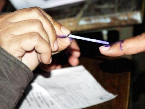 Live: EVM में खराबी के चलते रावतपुर में रुका मतदान Live: EVM में खराबी के चलते रावतपुर में रुका मतदान