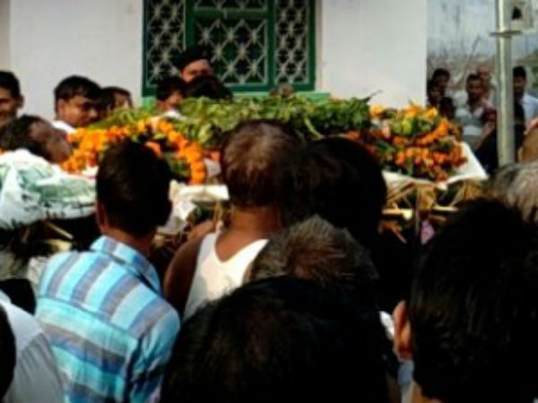 सड़क हादसे में एनएसजी जवान की मौत, पत्नी ने ऐसे दी विदाई सड़क हादसे में एनएसजी जवान की मौत, पत्नी ने ऐसे दी विदाई