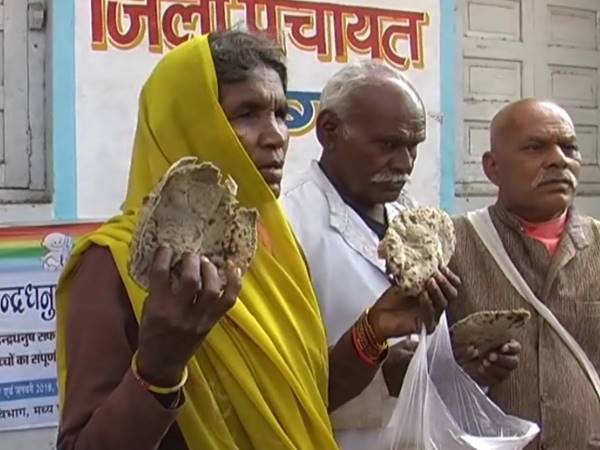 Tribal women see the compulsion to the collector, the ration of the poor being looted Tribal women see the compulsion to the collector, the ration of the poor being looted