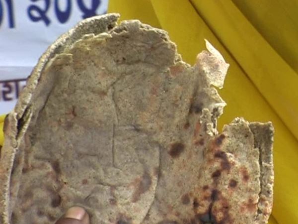 Tribal women see the compulsion to the collector, the ration of the poor being looted Tribal women see the compulsion to the collector, the ration of the poor being looted