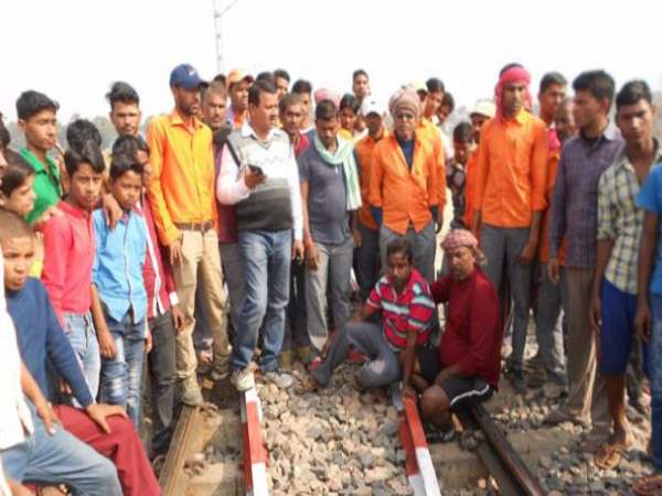 gaya fourty gangmen jumped into river seeing suddenly arriving train during track work