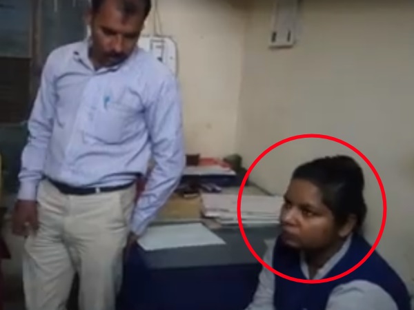 बैंक के बाहर लेती थीं रिश्वत