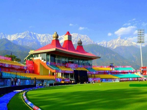 खूबसूरत वादियों के बीच मैदान तैयार खूबसूरत वादियों के बीच मैदान तैयार