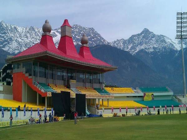 मैच के लिए सड़क की भी हुई है मरम्मत मैच के लिए सड़क की भी हुई है मरम्मत