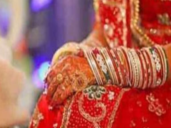 एक हाथ में तो एक पल रहा है पेट में