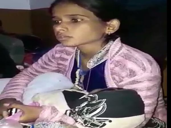 बच्चा गोद लेकर घुसी महिला