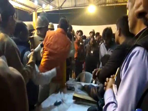 फिर पकड़ ली SDM की गिरेबान फिर पकड़ ली SDM की गिरेबान