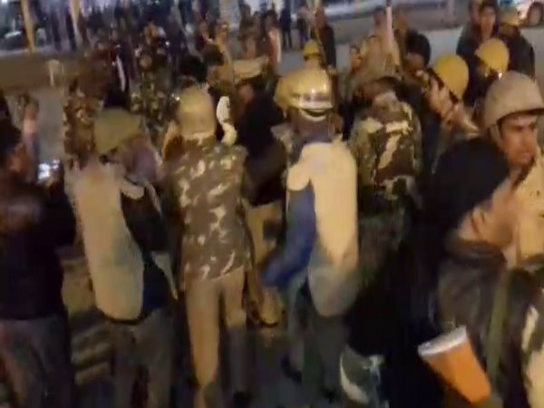 पुलिस को करना पड़ा लाठीचार्ज पुलिस को करना पड़ा लाठीचार्ज