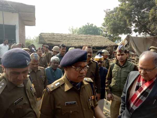 तोड़फोड़ और जमकर लूटपाट, कई घायल