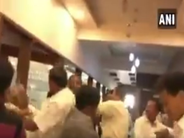 पत्रकार के साथ धक्का- मुक्का और मार-पीट