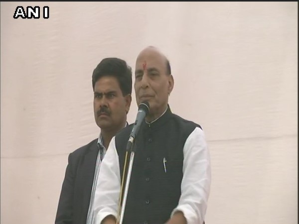 राजनाथ ने कांग्रेस को लिया निशाने पर राजनाथ ने कांग्रेस को लिया निशाने पर