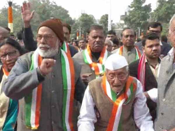 समारोह में अव्यवस्था