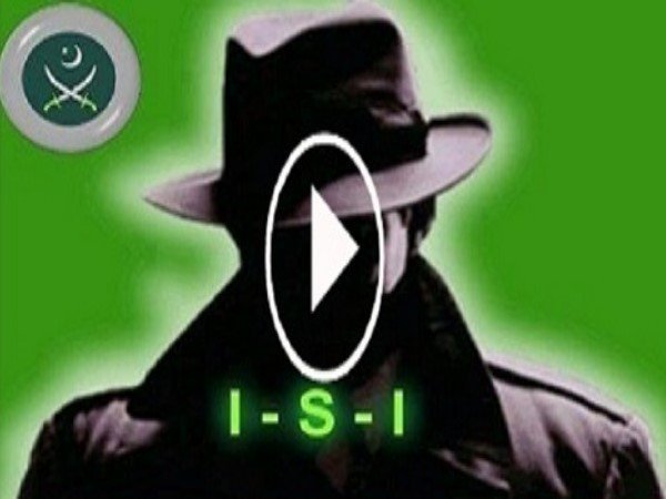 अफसर के खिलाफ पोस्टर बांटने का है मामला