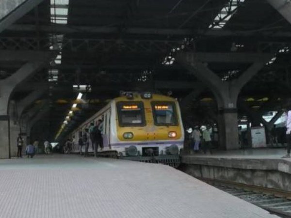 ट्रेन में लड़की से लूटपाट