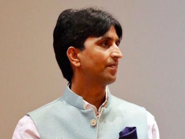 नेता से कुमार विश्वास कर रहे हैं बात