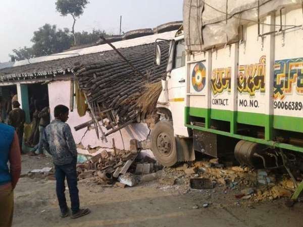 रात को घर में सो रहे थे सभी