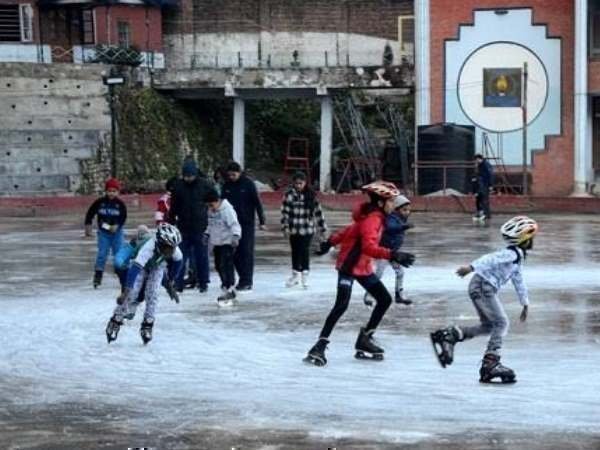 आइस स्केटिंग का आकर देखिए रोमांच