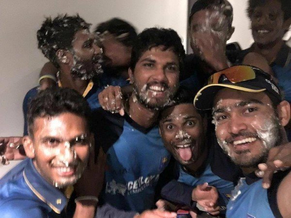 पालिका बाजार से आने के बाद खिलाड़ियों ने की पार्टी