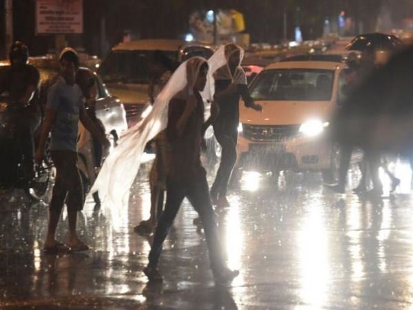 मुंबई समेत कई इलाकों में बारिश, स्कूल बंद