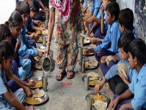 खाना खाते ही बच्चों की बिगड़ने लगी तबीयत