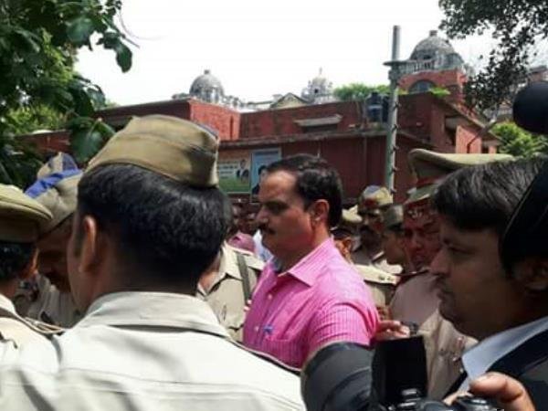 अरबों की कमाई पर बैठेगी जांच अरबों की कमाई पर बैठेगी जांच