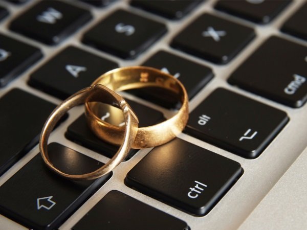  विवाह में पंडित की भूमिका एक रिश्तेदार ने निभाई