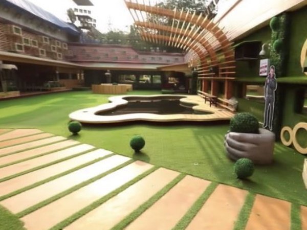 13 अवैध टॉयलेट पर चलाया बुलडोजर