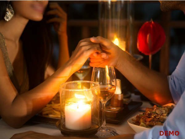 रेस्‍त्रां में खाना खाने के बाद एक दूसरे से बात कर रहे थे दोनो तभी