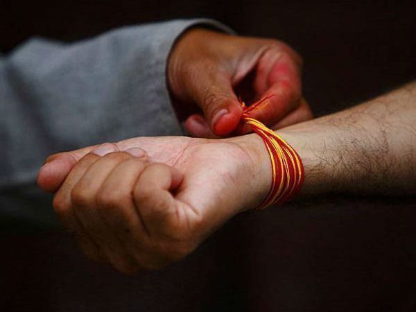 रक्षासूत्र बांधते समय एक मंत्र बोला जाता है