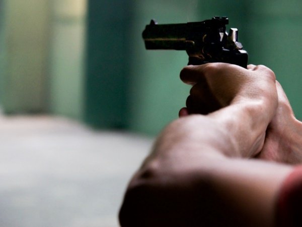 शादी के बीच ही चल गई गोली शादी के बीच ही चल गई गोली