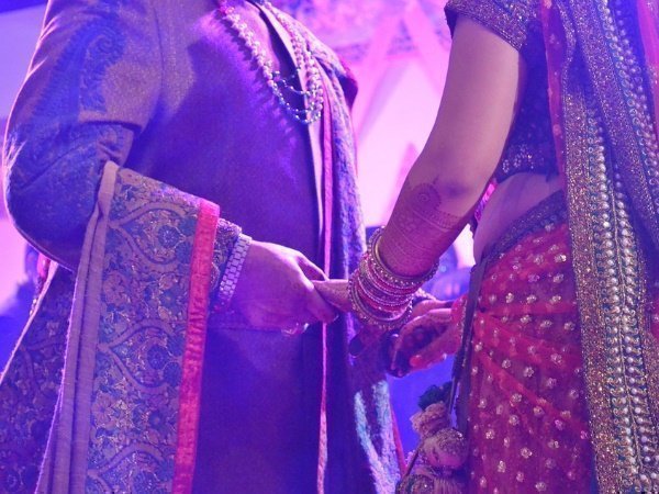 स्टेज पर ही शुरू हो गया विवाद स्टेज पर ही शुरू हो गया विवाद