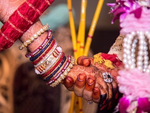 मंडप ले जाने पर हुई तीखी बहस मंडप ले जाने पर हुई तीखी बहस