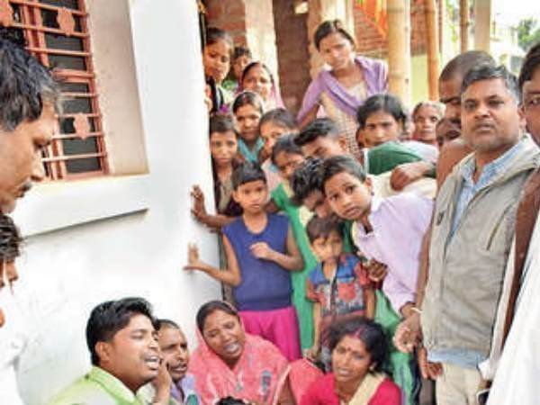 लड़की से बात करने पर दी ये सजा