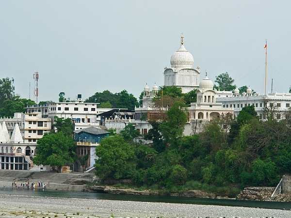 500 सेवादारों के साथ निकले हैं बाबा 500 सेवादारों के साथ निकले हैं बाबा