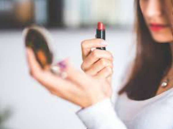 लिपस्टिक, मेकअप या आइलाइनर लगाना सही नहीं