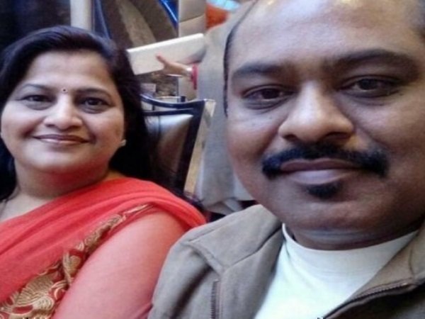 ताला तोड़कर घर में घुसी पुलिस