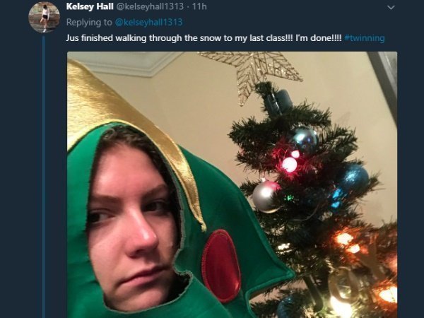 क्रिसमस ट्री पहन कर जाएंगी रोज कॉलेज