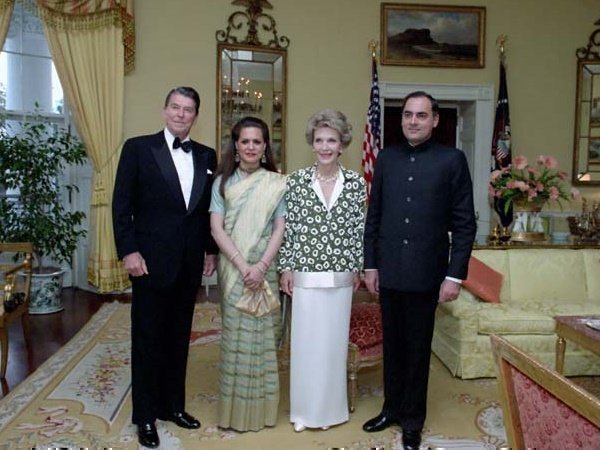 देश के बाहर भी पहनती हैं भारतीय परिधान