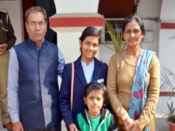 गर्व है बेटियों पर- पिता गर्व है बेटियों पर- पिता