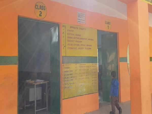 सरकारी आदेश के बाद भगवा रंग में 100 से ज्यादा प्राइमरी स्कूल सरकारी आदेश के बाद भगवा रंग में 100 से ज्यादा प्राइमरी स्कूल